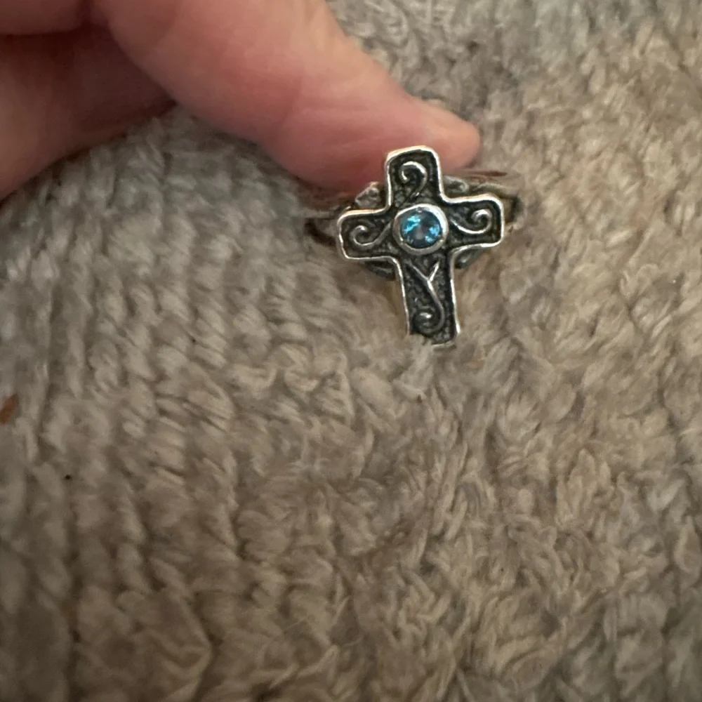 GUC cross Or Paz ring made in Israel. Size 8 stamped .925